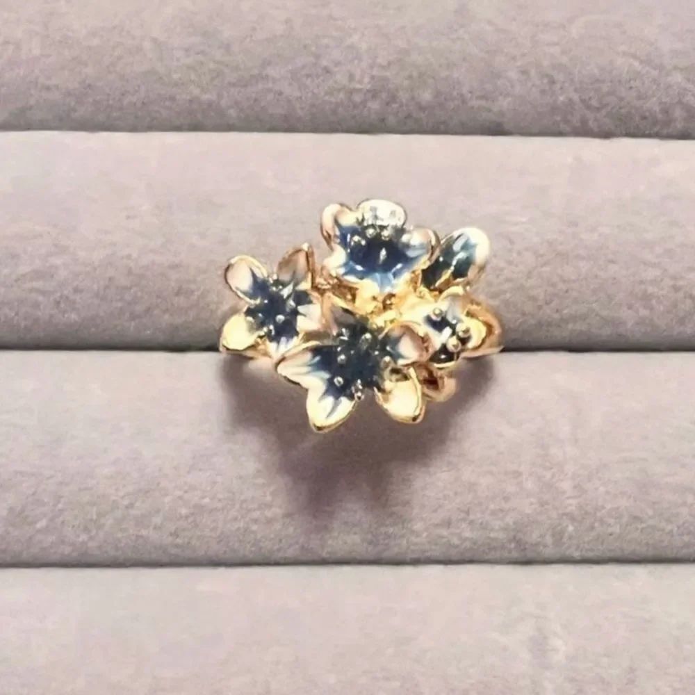 NEW Gold Tone White And Blue Flower Ring